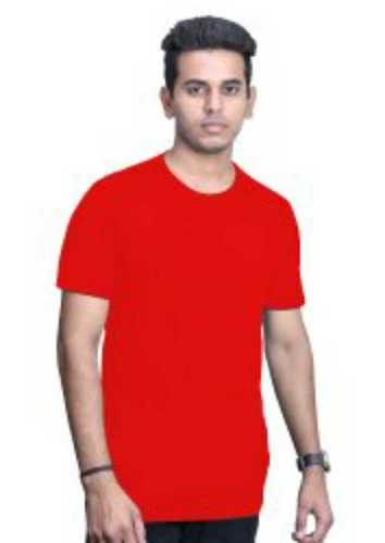  लाल रंग की गोल गर्दन वाली टी शर्ट 