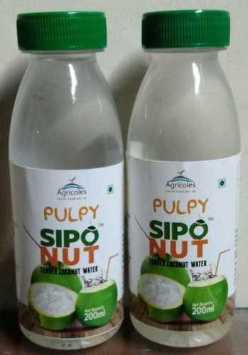 बेवरेज टेंडर नारियल पानी पल्प के साथ