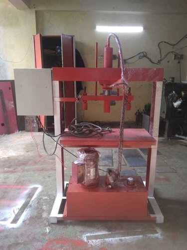 Semi Automatic Hydraulic Plate Making Machine Capacity: 1.5 Ton/Day