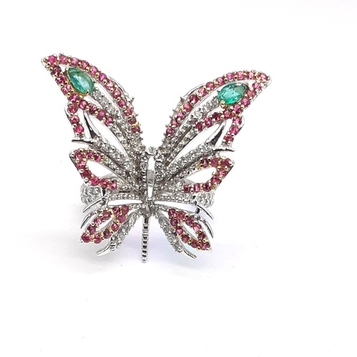 रूबी स्टोन और एमराल्ड के साथ शानदार डायमंड कॉकटेल रिंग