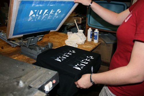 टी-शर्ट प्रिंटिंग और सिलाई सेवाएँ