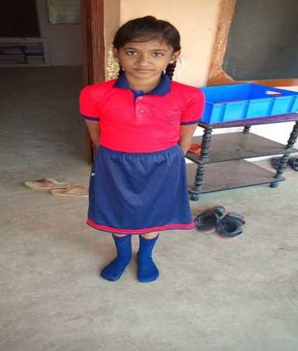 गर्ल्स स्कूल स्कर्ट और टी-शर्ट यूनिफ़ॉर्म सेट आयु समूह: <16