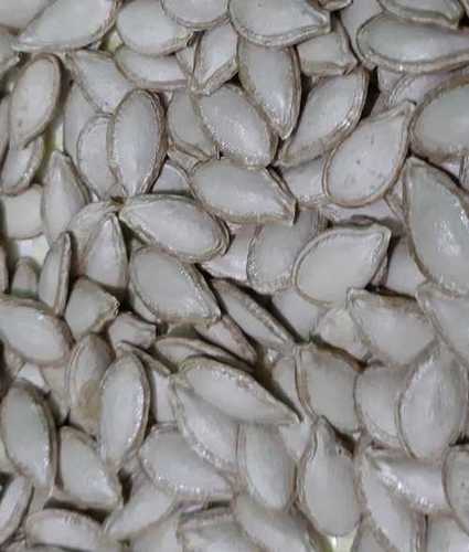सूखे और साफ कद्दू के बीज
