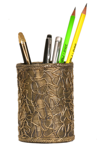 Fine Finishing Dhokra Fibrous Root Designed Round Pen Stand For Office Table