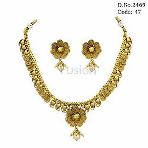 Traditional Gold Toned Kundan Necklace Set