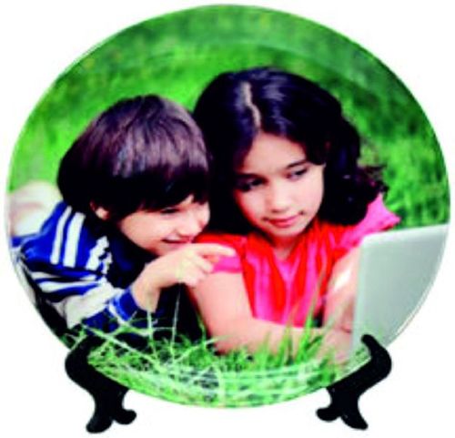 सजावट के लिए विभिन्न रंगों में सादे और मुद्रित सिरेमिक प्लेट उपलब्ध हैं