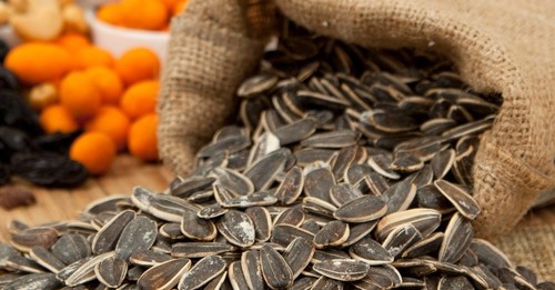 कुछ सफेद धारियों के साथ काले ऑर्गेनिक सूरजमुखी तेल के बीज