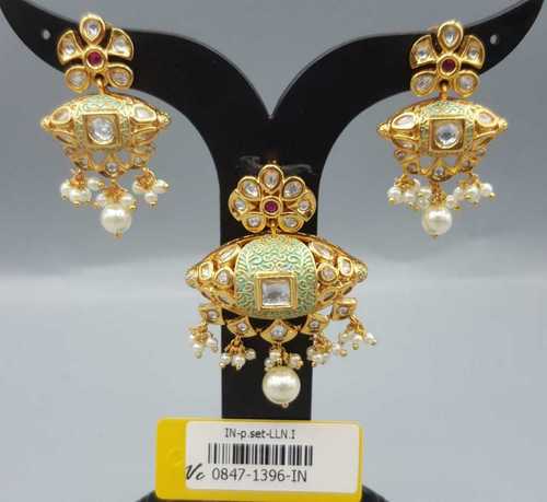 Traditional Kundan Pendant Set