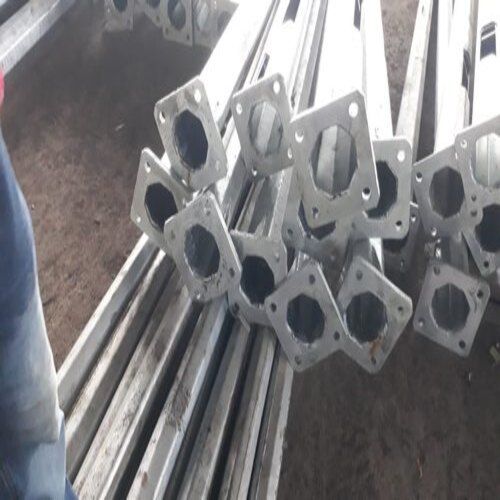 Hot Dip Galvanized Gi Octagonal Poles 8 Mtr With Foundation Bolts And Single Arm