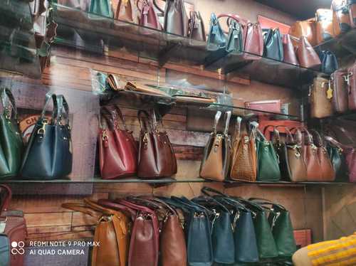 Tote-ally in budget: Sarojini Nagar's oversized bags | The Times of India