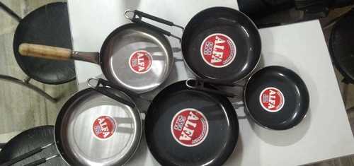 Iron Frying Pan with Attractive Handle