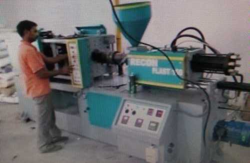 White Automatic Injection Moulding Machine