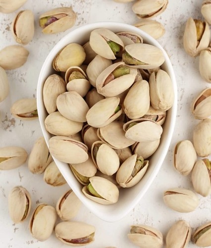 पिस्ता नट्स शेल के साथ और बिना शेल के