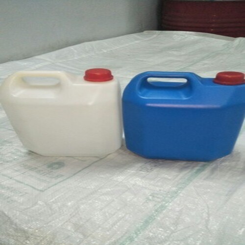 सभी नीले और सफेद रंग के रासायनिक भरने वाले डिब्बे