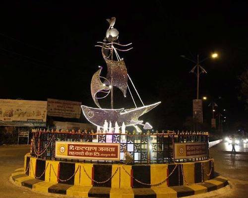 Various Colors Are Available Traffic Island Sculpture