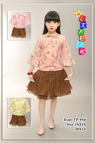 विभिन्न उपलब्ध आकर्षक पैटर्न स्कर्ट और टॉप