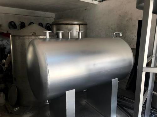 Industrial Stainless Steel Storage Tank Dimension(L*W*H): As Per Client Requirement Millimeter (Mm)