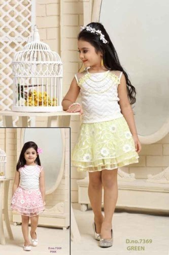 ऑल अडॉरेबल क्रीम अटैच्ड नेकलेस फ्लोरल ऐप्लिक फैंसी नेट फ़ैब्रिक टॉप एंड स्कर्ट