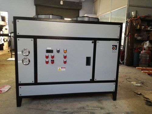 Automatic Three Phase Air Cooled Water Chiller With External Tank Voltage: 230 Volt (V)