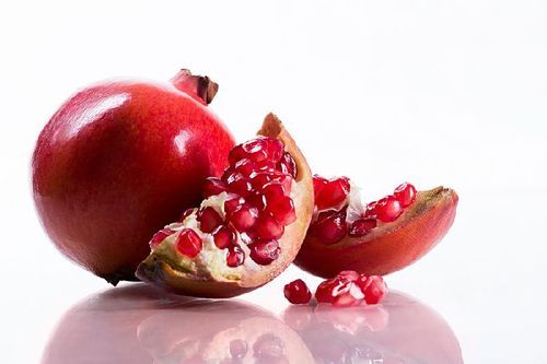 Healthy And Natural Fresh Red Pomegranate Size: Standard