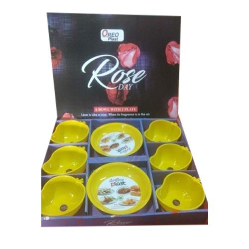 विभिन्न रंग उपलब्ध हैं प्लास्टिक प्लेट और बाउल सेट
