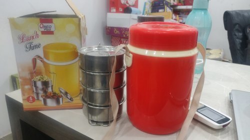 विभिन्न रंगों में उपलब्ध हैं विशाल प्लास्टिक और एसएस इंसुलेटेड लंच बॉक्स