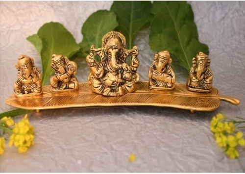 सजावटी और भक्तिपूर्ण भगवान गणेश