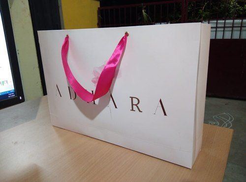 White Customized Fine Finish Paper Bag