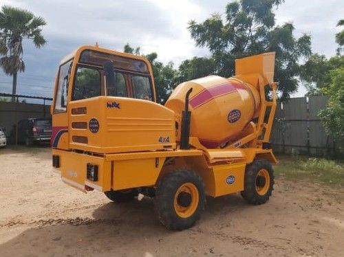 Yellow  Self Loading Concrete Mixer Mcm2