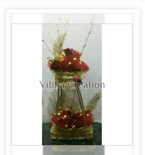 उपहार के उद्देश्य के लिए फैंसी लाल और सुनहरे रंग का चॉकलेट गुलदस्ता