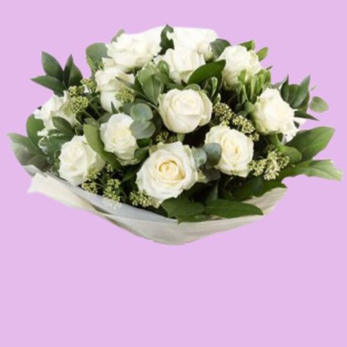 प्राकृतिक खुशबू और सुंदर ढंग से गुच्छा में व्यवस्थित, उपहार देने और इच्छा के लिए हरे पत्ते के साथ ताजे सफेद गुलाब