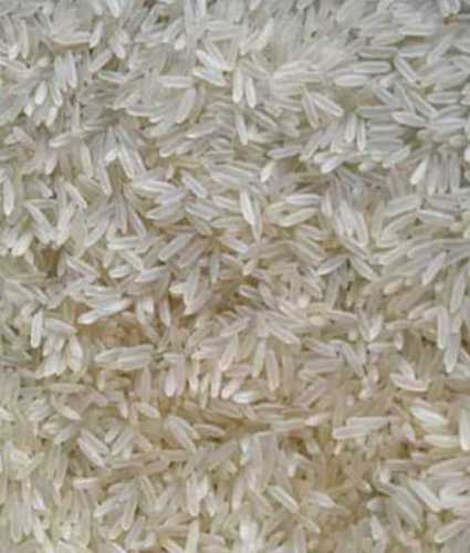 सफेद रंग का आधा उबला हुआ चावल 