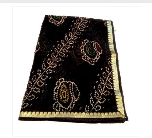 गर्मियों में काले और सुनहरे रंग की महिलाओं के लिए जॉर्जेट साड़ी