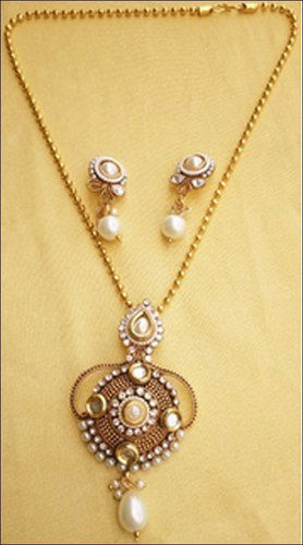 Ladies Party Wear Beaded Necklace With Earring Set Gender: Women