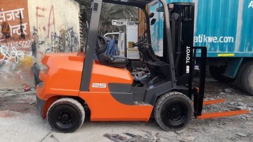 2.5 Ton Forklift Rental Service