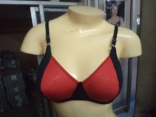 महिलाओं के लिए लाल और काले रंग की फैंसी प्लेन ब्रा, अनपैडेड, बैक क्लोजर, अंडर वायर्ड साइज: कई अलग-अलग आकार में उपलब्ध है