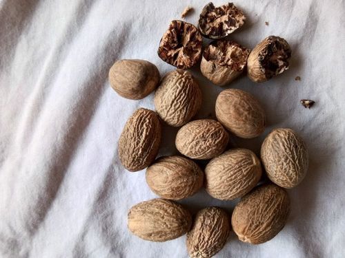 Sodium 16Mg High Quality Rich In Taste Healthy Dried Brown Organic Nutmeg Grade: Food Grade