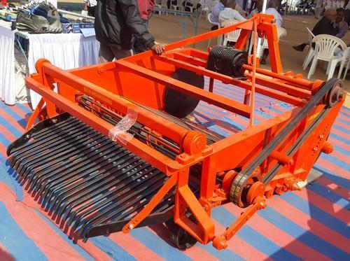 Industrial Semi Automatic Potato Digger Power Source: Diesel