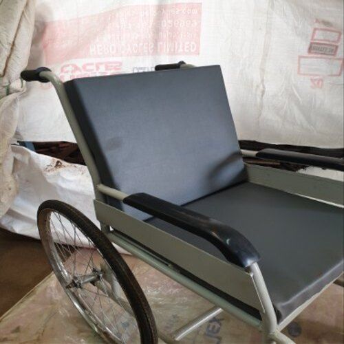 24 Inch Wheel Size Black And White Color Hospital Manual Wheel Chairs