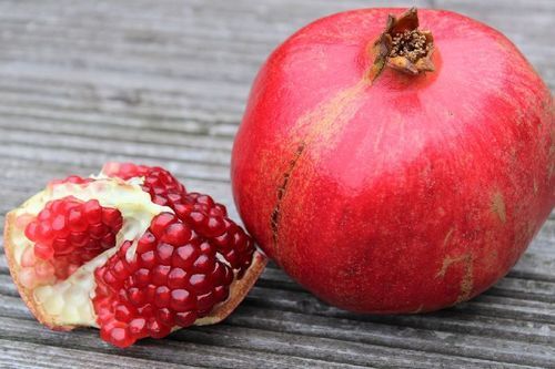 Round & Oval Sodium 3Mg Juicy Rich Natural Taste Healthy Red Fresh Pomegranate