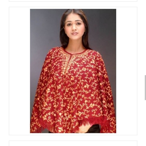एंटी रिंकल आकर्षक और डिज़ाइनर लाल रंग का प्रिंटेड पैटर्न पोंचो स्कार्फ