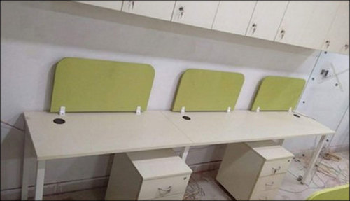 हाइजेनिक व्हाइट एंड ग्रीन एफआरपी मॉड्यूलर ऑफिस वर्कस्टेशन