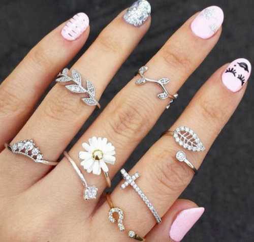 Can we wear a pearl on our left hand's little finger a (moti) and an  emerald (green panna) on the right hand's little finger, or should I wear  one ring at a