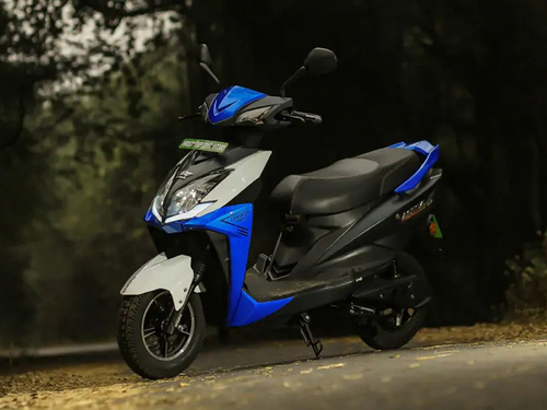 फास्ट चार्जिंग ब्लू, व्हाइट और ब्लैक इलेक्ट्रिक स्कूटी दो सीटर क्षमता के साथ