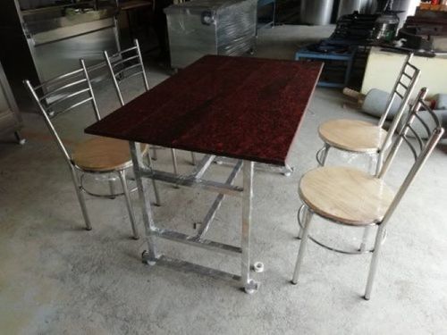 एक टेबल और चार कुर्सियों के साथ स्क्वायर ब्राउन एलिगेंट लुक रेस्तरां डाइनिंग टेबल 