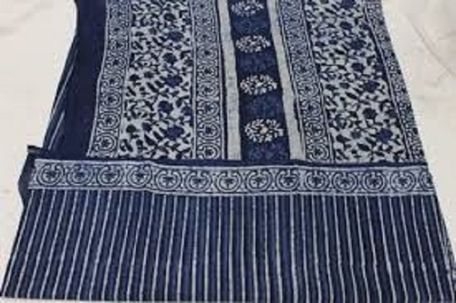 ब्लू कैजुअल वियर स्किन फ्रेंडली अत्यधिक आरामदायक सुंदर और भव्य लेडी बगरू प्रिंट मल कॉटन साड़ी ब्लाउज पीस के साथ