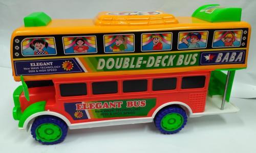 बच्चों के खेलने के लिए नीले और हरे रंग के टायर के साथ मल्टी कलर डबल डेक प्लास्टिक बस खिलौने