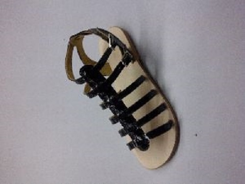 विभिन्न विकल्प उपलब्ध हैं पार्टी वियर के लिए फैंसी एंटी स्किड और लाइट वेट डिज़ाइनर लो हील लेडीज़ लेदर सैंडल