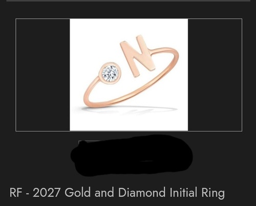 लेडीज़ डिज़ाइनर कैज़ुअल गोल्ड और डायमंड इनिशियल रिंग 3 ग्राम वज़न के साथ बहुत अच्छा
