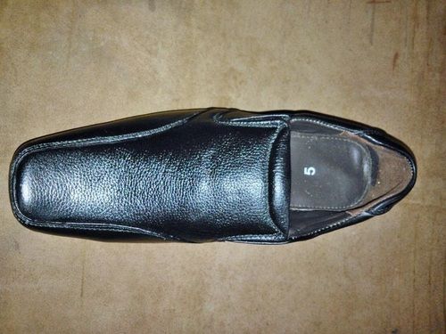 Anti Skid And Light Weight Black Color Leather Gents Shoes With Round Toe And Low Heel